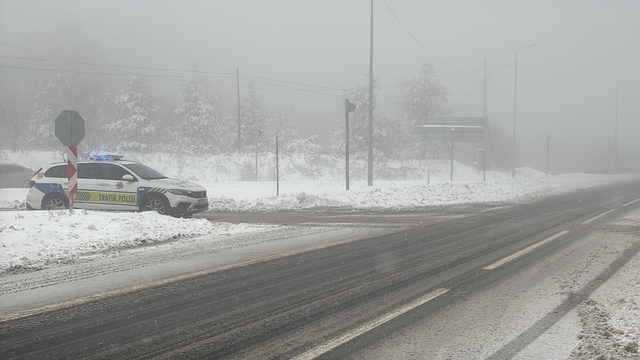 Bolu Dağı'nda kar yağışı etkili oluyor: Kar kalınlığı 20 santimetreye ulaştı