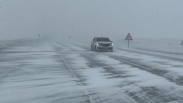 Ardahan'da kar yağışı ulaşımı etkiledi