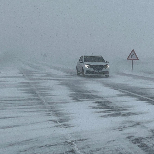 Ardahan'da kar yağışı ulaşımı etkiledi