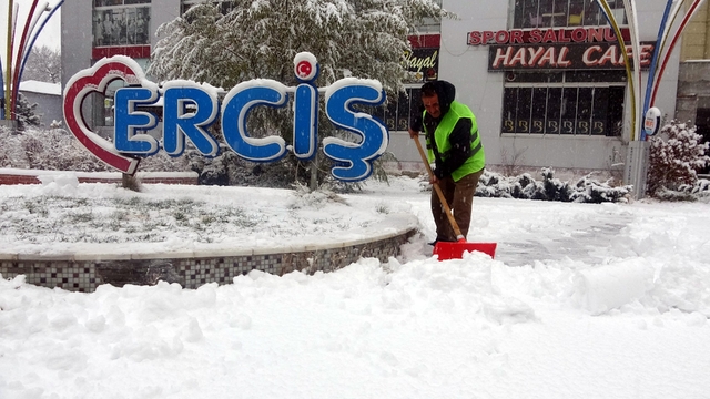Erciş'te kar kalınlığı 20 santime ulaştı