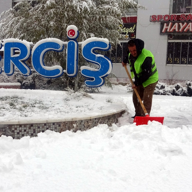 Erciş'te kar kalınlığı 20 santime ulaştı