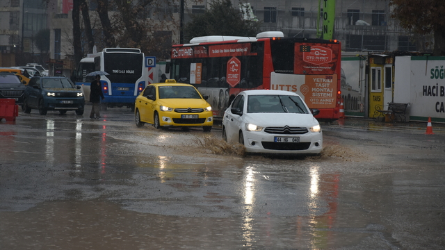 Malatya'da karla karışık yağmur etkili oldu