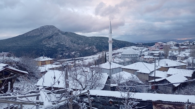 Osmaneli'nin yüksek kesimlerine mevsimin ilk karı yağdı