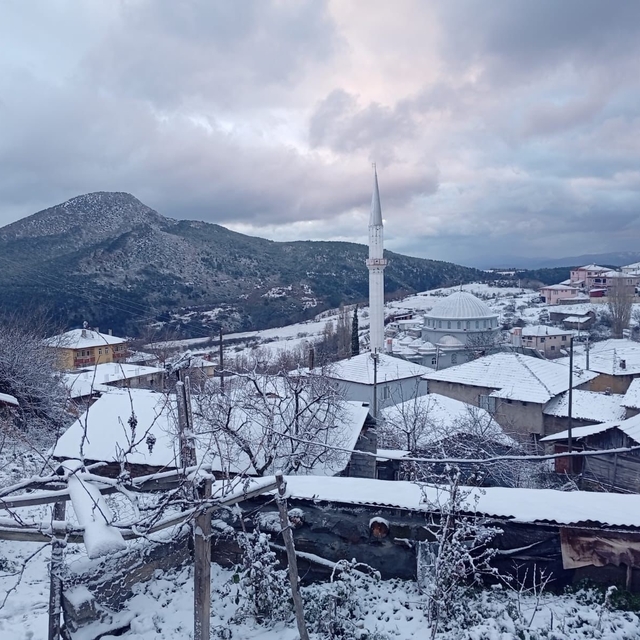 Osmaneli'nin yüksek kesimlerine mevsimin ilk karı yağdı