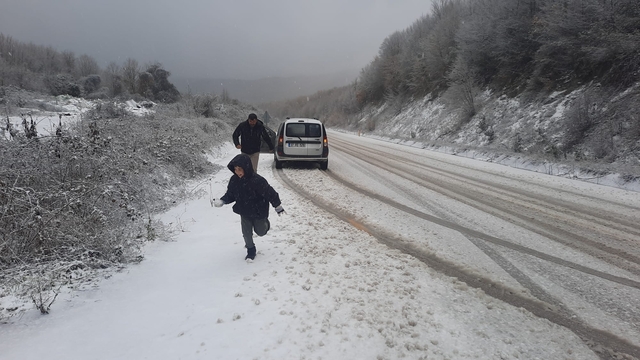 Kastamonu'da kar yağışı nedeniyle 202 köy yolu kapandı