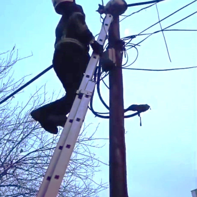Direkte mahsur kalan kedi itfaiye tarafından indirildi