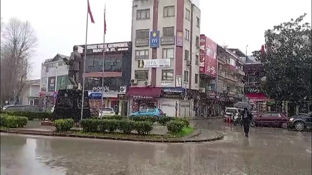 Yüksek kesimlerde 20 santimetreye ulaşan kar, ilçe merkezinde de yağmaya başladı