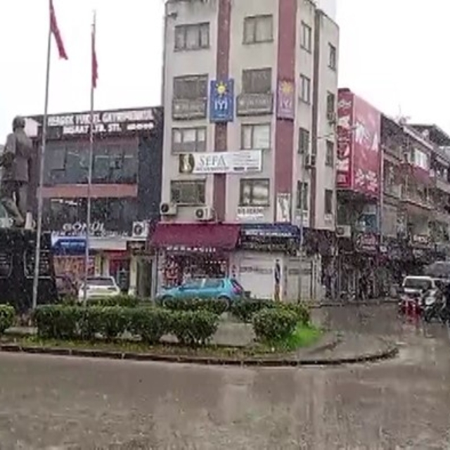 Yüksek kesimlerde 20 santimetreye ulaşan kar, ilçe merkezinde de yağmaya ba...