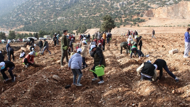 Korkuteli'nde 3 bin fidan toprakla buluştu