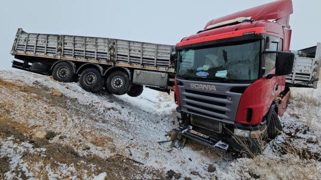 Adilcevaz'da briket yüklü tır devrildi: 1 yaralı