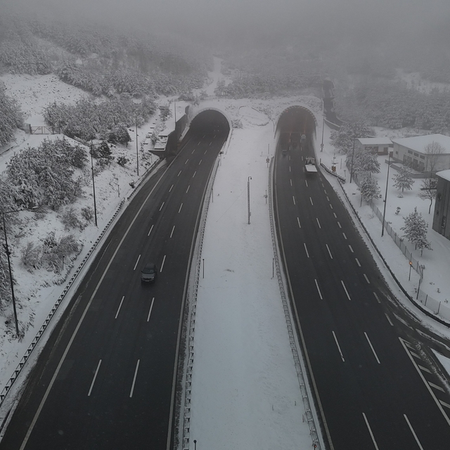 TEM'in Bolu geçişinde kar yağışı etkili oluyor