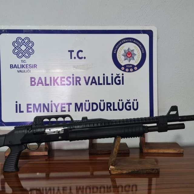 Gönen'de ruhsatsız silah ve 3 çalıntı motosiklet ele geçirildi