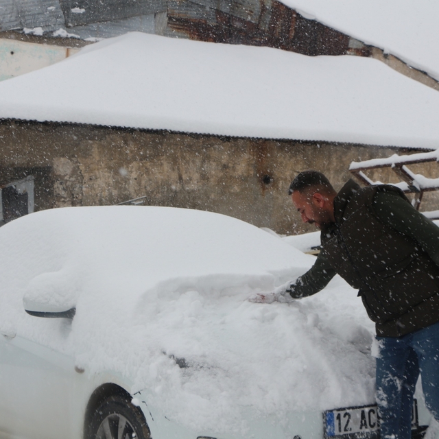 Karlıova'da yoğun kar; 10 köy yolu  kapandı