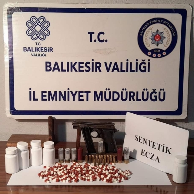 Gönen polisi uyuşturucu ve ruhsatsız silaha geçit vermedi