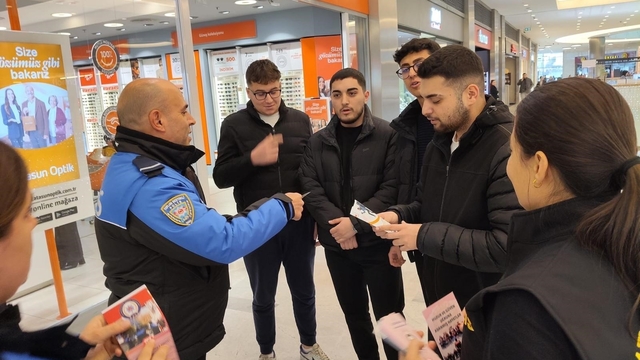 Polis vatandaşları bilgilendirmeye devam ediyor