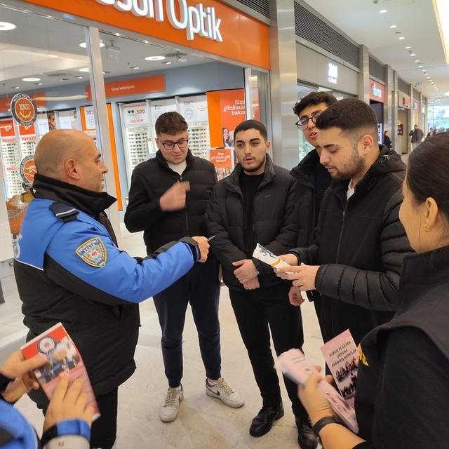 Polis vatandaşları bilgilendirmeye devam ediyor