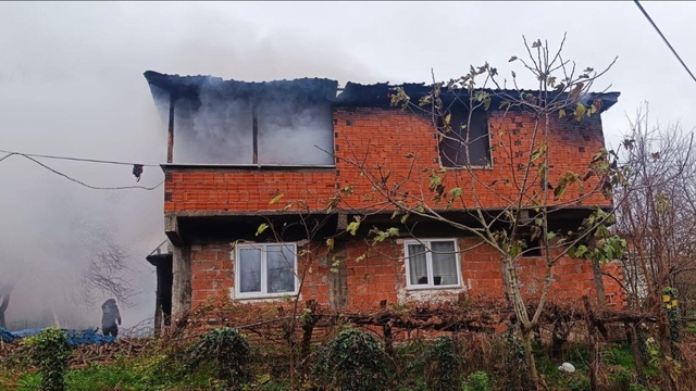 Terme'de yangın çıkan iki katlı evde hasar oluştu