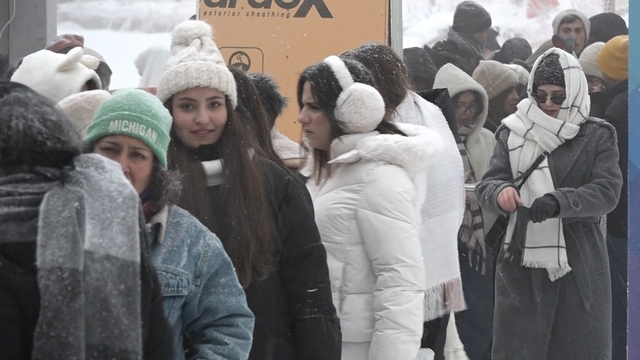 Uludağ'a yoğun kar yağdı, pistler doldu taştı
Yeni yıl tatili öncesi otellerdeki doluluk oranı yüzde 75'e yükseldi
Günübirlik gelen vatandaşlar, karın keyfini çıkardı, telesiyejde kuyruklar oluştu
Yola hazırlıksız çıkan sürücüler, zor anlar yaşadı
