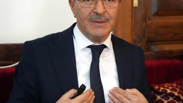 Prof. Dr. Köylü: "Taşıyıcı annelik, nesebi belirsiz bir gelecek doğurur"
"Çocuğunuzu kreşe götürürseniz, o çocuk da ileride yaşlandığınızda sizi huzurevine götürür"
"Bir çocuk yetiştirme şekline göre devlet başkanı da olabilir, bebek katili de"
"Evli erkek ve kadının gözü dışarıda olmayacak"