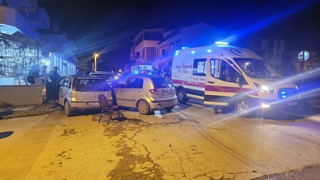 Balıkesir'de kavşakta 3 araç kaza yaptı