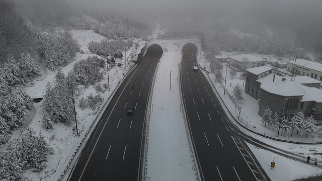 TEM'in Bolu geçişinde kar yağışı etkili oluyor