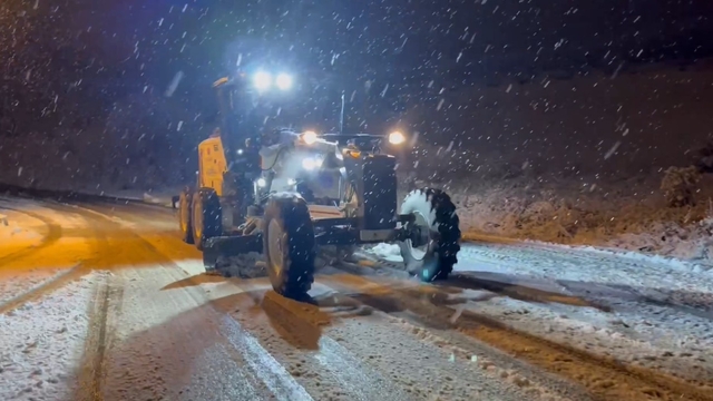 Karabük ve Safranbolu Belediyesi ekipleri kar küreme ve tuzlama çalışmalarını sürdürüyor