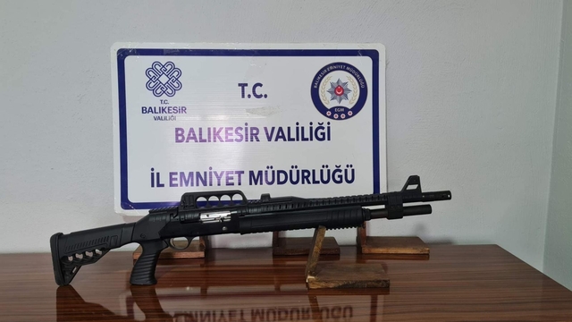 Gönen'de ruhsatsız silah ve 3 çalıntı motosiklet ele geçirildi