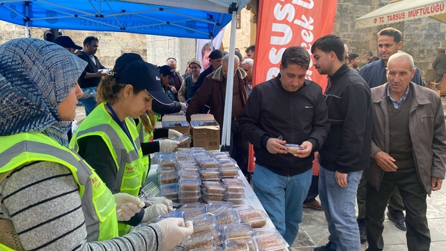 Tarsus'ta şehitler için helva ikramı