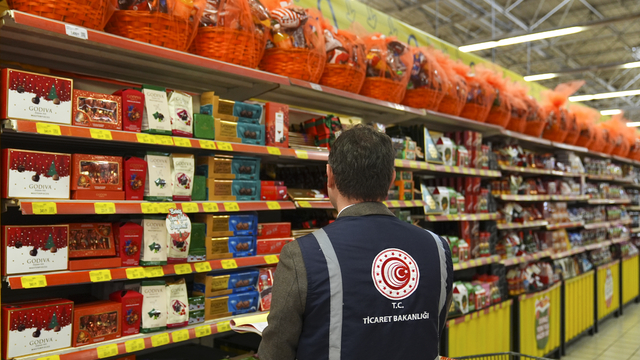 İzmir'de marketlerde fiyat ve etiket denetimi yapıldı