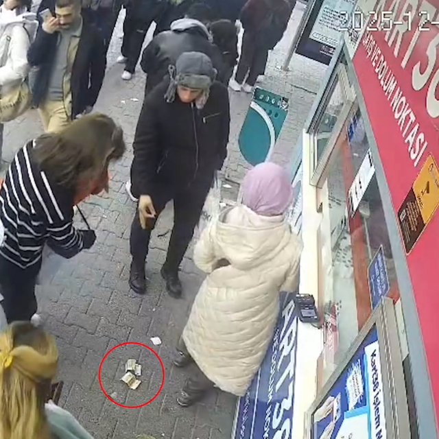 Bilet gişesi önünde düşürülen 250 avro, sahibi bulunup teslim edildi