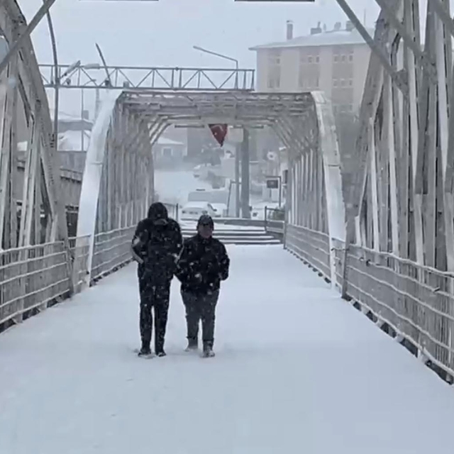 Ardahan'da kar yağışı ulaşımı etkiledi (2)
