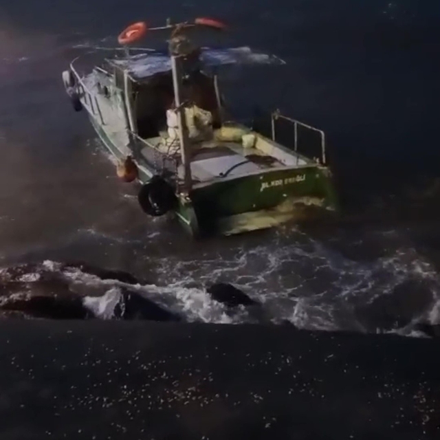 Dalgalarla savrulan balıkçı teknesinin kurtarılma anları ortaya çıktı