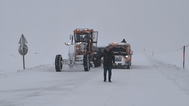 Muş-Kulp karayolu tır ve çekici trafiğine kapatıldı