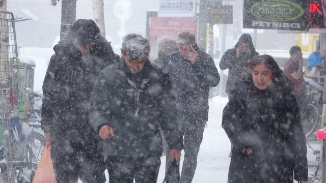 Ardahan beyaza büründü
Kar yağışı sonrası araçlar ilerlemekte güçlük çekti