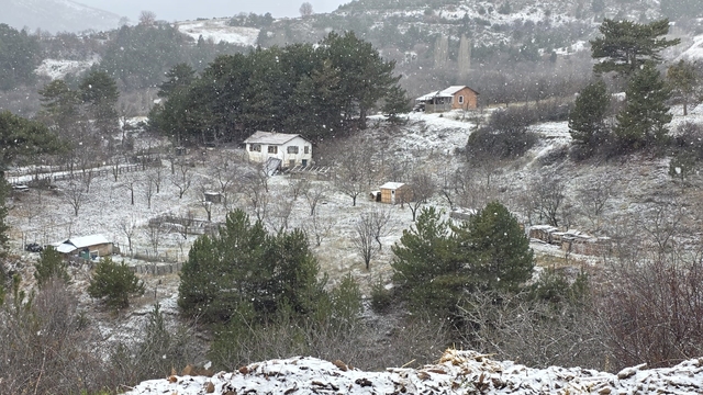 Kütahya'nın yüksek kesimleri mevsimin ilk karıyla beyaza büründü