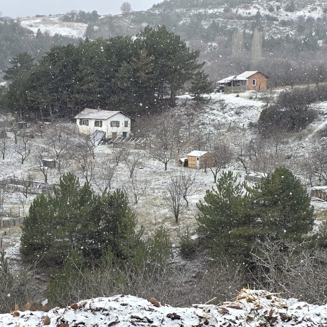 Kütahya'nın yüksek kesimleri mevsimin ilk karıyla beyaza büründü