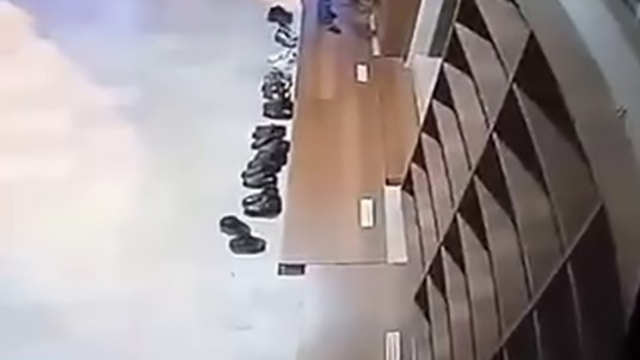 Camide ayakkabı hırsızlığı