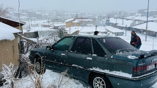 Yüksekova'da kar yağışı etkili oldu (2)