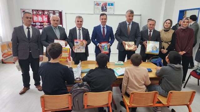 Suluova Kaymakamlığı, özel öğrencilere eğitim materyalleri hediye etti