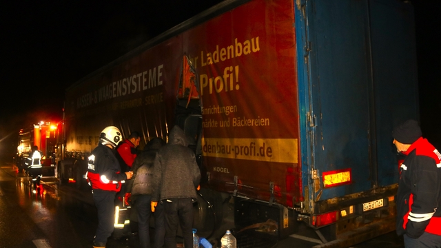 Taşova'da tırın dorsesinde çıkan yangın maddi hasara yol açtı