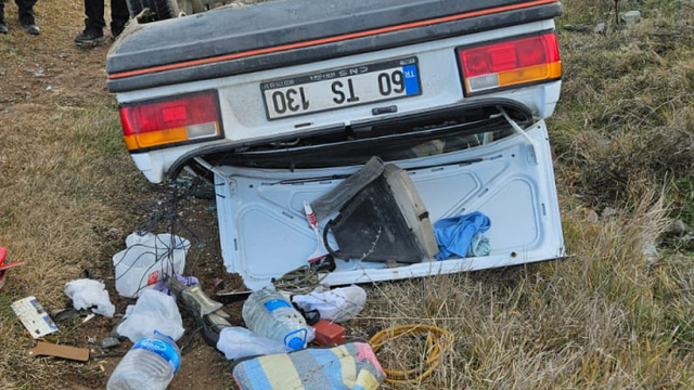 Çorum'da yoldan çıkan otomobil tarlaya yuvarlandı; 2 yaralı