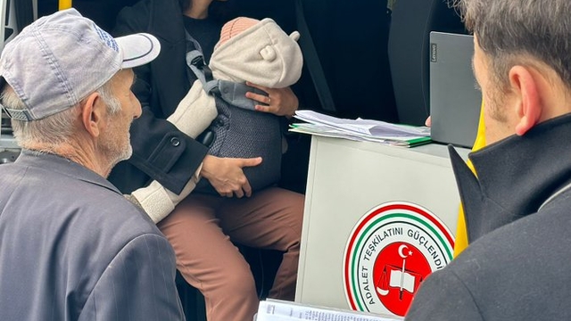 Adalet Bakanı Tunç'tan kucağında bebeğiyle keşfe çıkan hakime tebrik