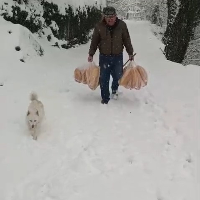 Yolu kar nedeniyle kapanan köyüne ekmek taşıdı