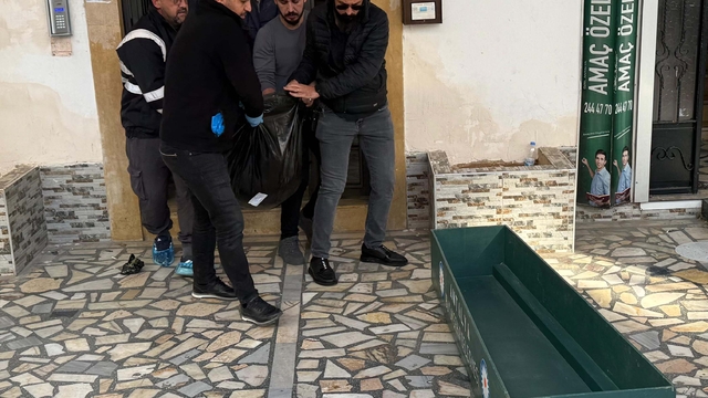 Hastaneye gitmek için sözleştiği kızı tarafından evinde ölü bulundu