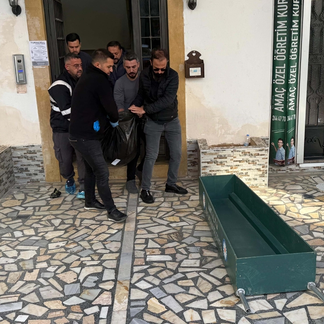 Hastaneye gitmek için sözleştiği kızı tarafından evinde ölü bulundu