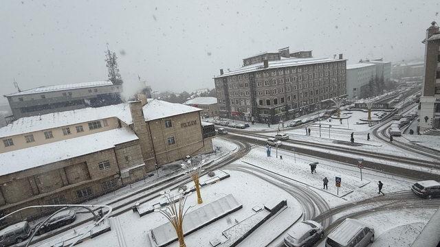 Erzurum'da kar yağışı etkili oluyor
Meteoroloji yoğun kar yağışı ve buzlanma konusunda uyardı