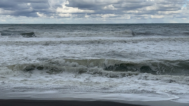 Batı Karadeniz'de fırtına etkili oluyor
Akçakoca'da dalgalar mendireği aşarken tekneler limana sığındı
Meteoroloji fırtına ve kar yağışı uyarısı yaptı