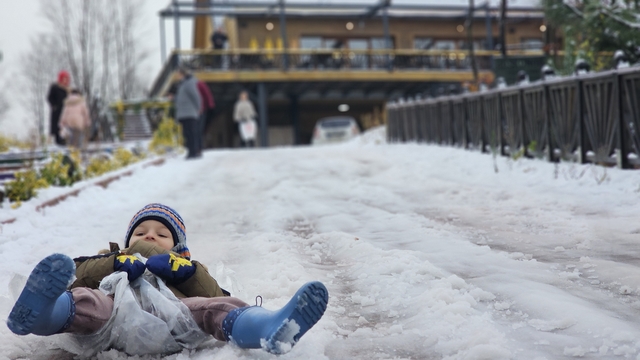 Zonguldak'ta çocuklar karda kayarak eğlendi