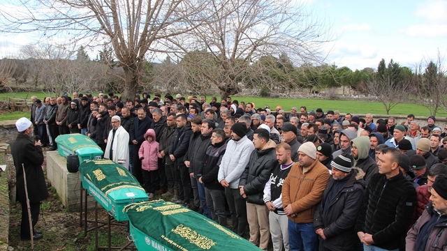 Feci kazada yaşamını yitiren baba, oğul ve torun toprağa verildi
Tahliye olup ailesine kavuşmayı beklerken, baba, kardeş ve evlat acısı yaşadı