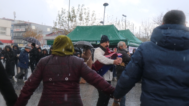 Dolu yağışı horona engel olmadı
Hamsi festivalinde soğuk havayı tulum ve kemençe eşliğinde tepilen horon ısıttı